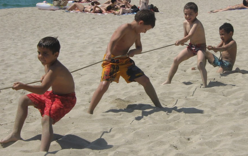 Nens i nenes de cicle inicial gaudint a la platja!